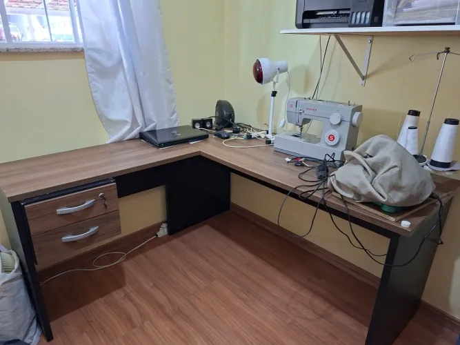Vendo linda mesa multiuso em L