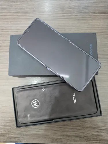 Smartphone Dobrável Motorola Razr 50 Ultra 512GB de Armazenamento.