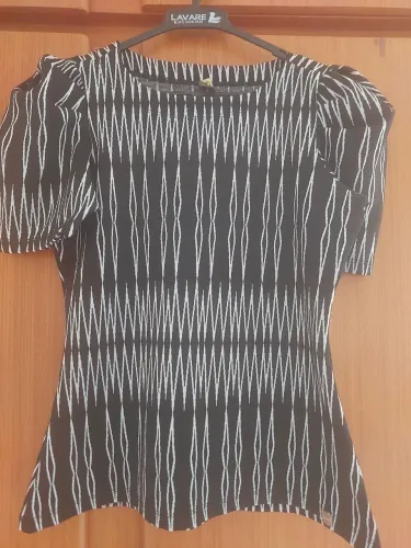 Blusa com mangas estilo bufante 