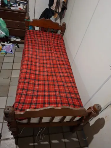 Vendo Cama de Solteiro + Cj de mesa c/ 2 cadeiras