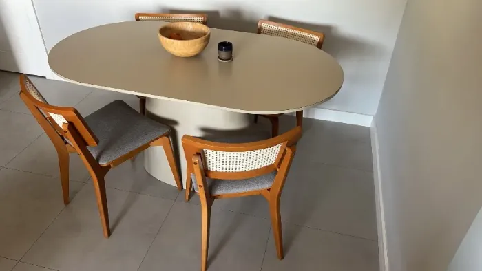Mesa de jantar 6 lugares em MDF + Conjunto 4 cadeiras Wave Maciça