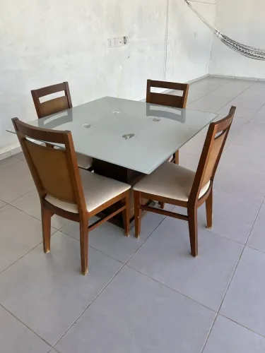 Mesa de Jantar 4 Lugares com Tampo de Vidro e 4 Cadeiras