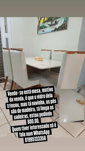 Mesa com 6 cadeiras tá com o vidro rachado