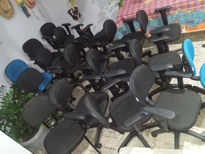 Cadeiras giratórias com regulagem de altura e dos braços 