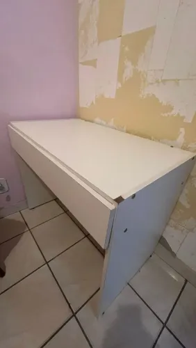 Vendo escrivania com pequenas marcas de uso. Valor RS200,00