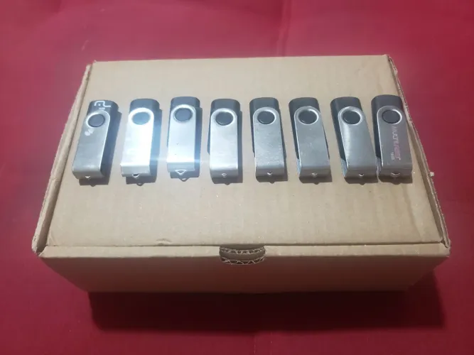Lote Pen drive 8 un 16g cada