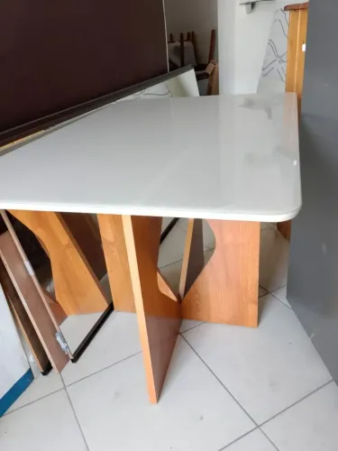 Mesa de jantar com quatro cadeiras