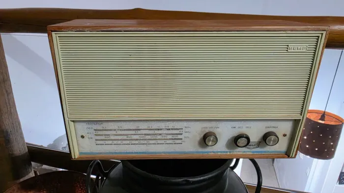 Rádio semp antigo