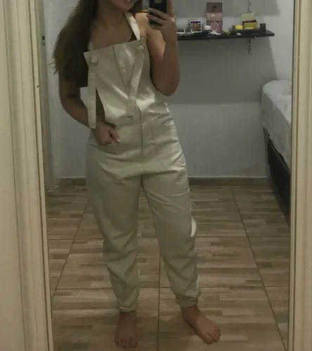 Macacão jeans off white estilo jardineira