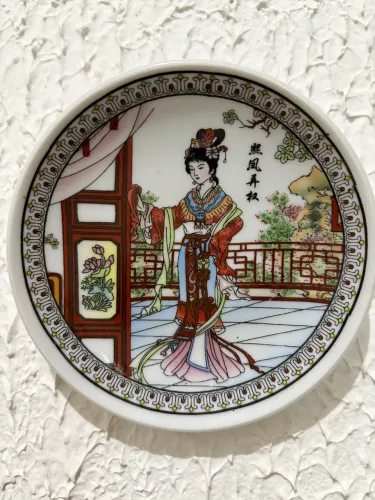 Pequeno prato em porcelana chinesa com suporte para parede