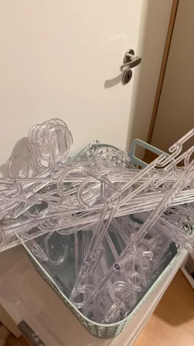 83 cabides de acrílico 