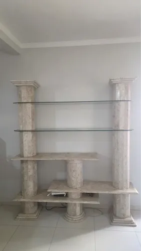 Estante em travertino bege bahia + vidros