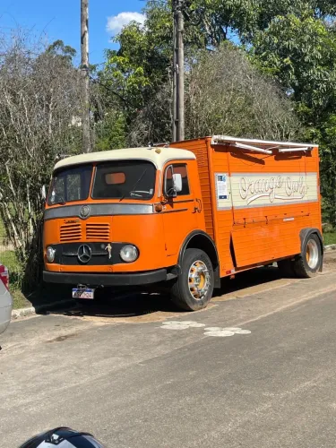 Caminhão antigo Mercedes LP321 1961 