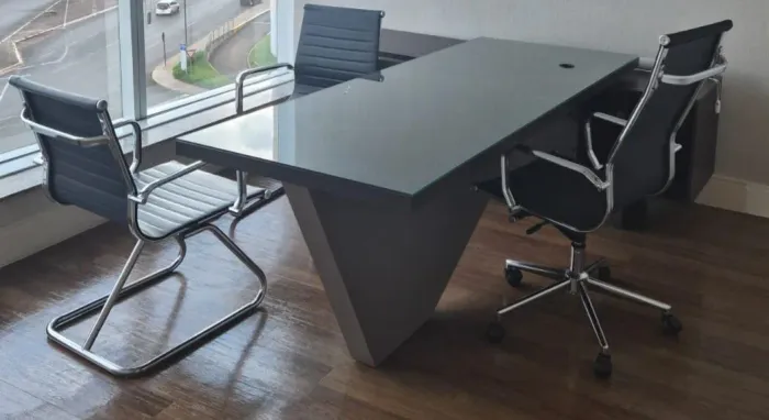 Mesa escritório diretor com as 2 cadeiras de visita