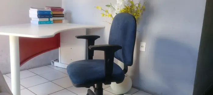 Mesa de escritório com cadeira ?