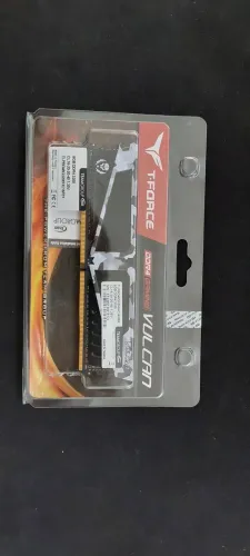 Memória RAM Team Group T-Force Vulcan 8GB DDR4 3200MHz Branca (Com Defeito)