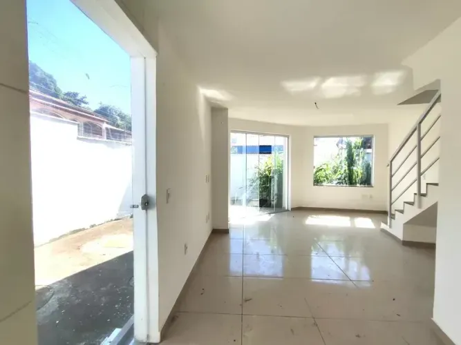 Casa triplex com  03 quartos e terraço Sub bairro. Silvestre - Campo Grande - RJ
