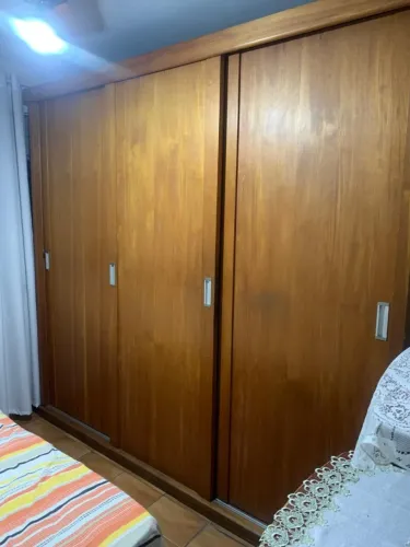 Belíssimo guarda roupa de madeira