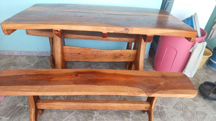 Estou vendendo uma mesa rústica com dois bancos valor 2.000 