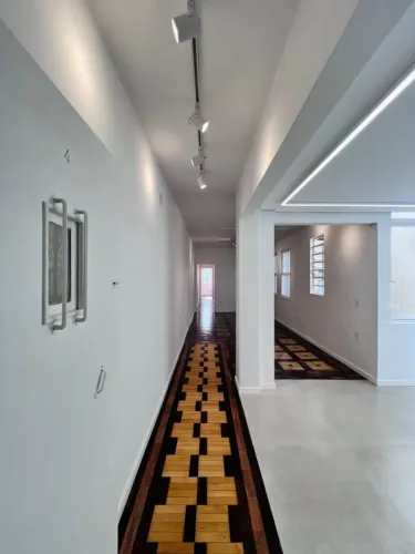 Bom apartamento semi-mobiliado, amplamente reformado, localizado no 3º andar, de frente, c