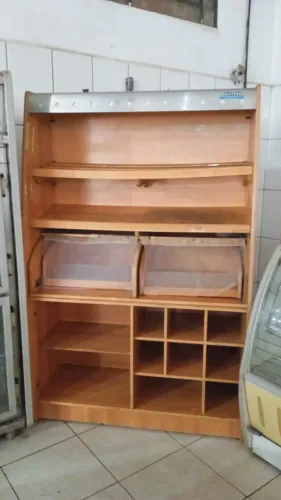 Expositor de Pães C/Espaço Para Pão Francês em MDF