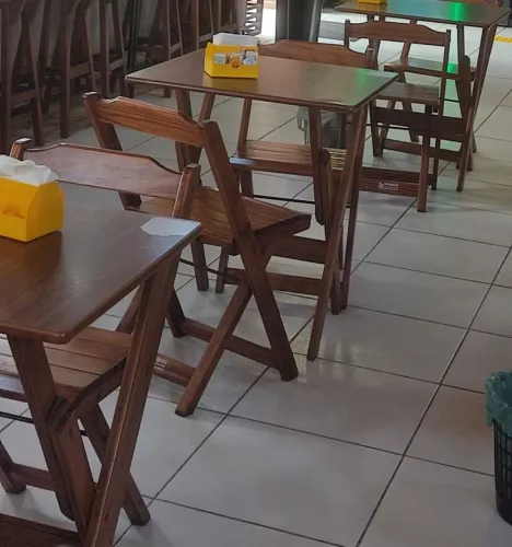 VENDE-SE 3 MESAS E DUAS CADEIRAS