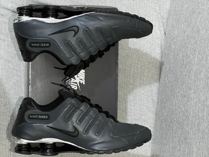 NIKE SHOX NZ CINZA ESCURO TAM 43