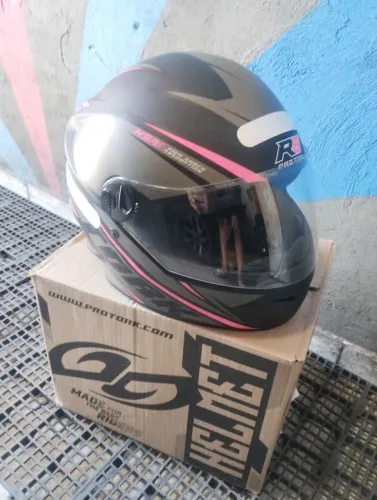 Capacete rosa zerado. Promoção
