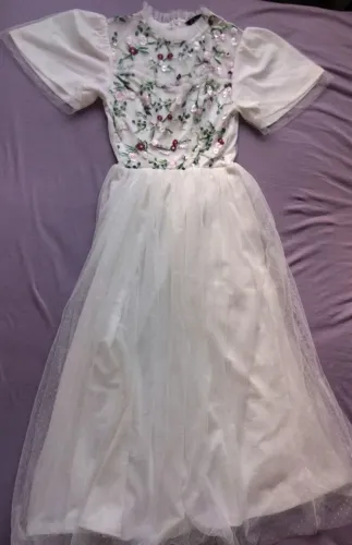 Vestido branco longo com bordado floral