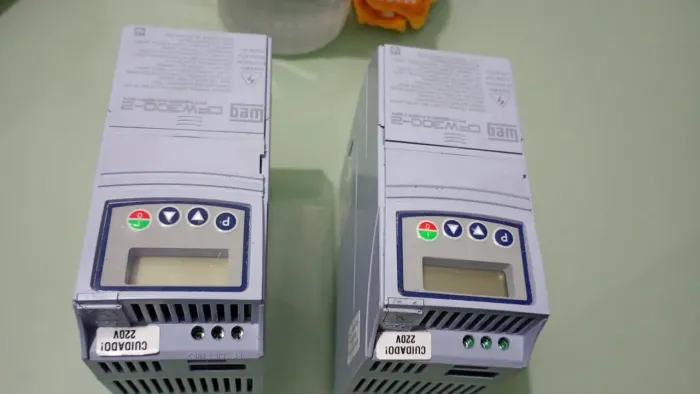 Tres inversora CFW 300-2 220v  por 950$ cada .