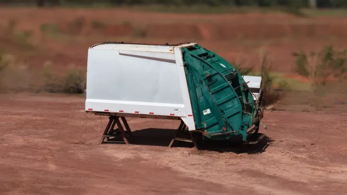 Compactador de Lixo de 15 m³, marca USIMECA, modelo DELTA 20 (Mecanismo Operacional)