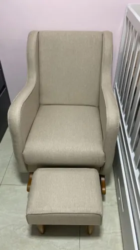 Cadeira de Balanço para Amamentação c/ Puff