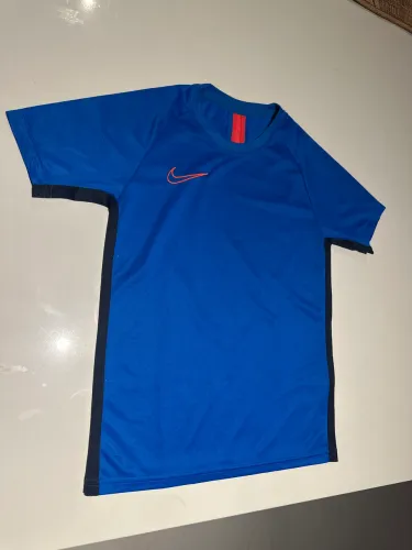 Camiseta Nike infantil tamanho M 8 anos