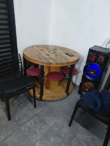 Mesa Rústica de Carretel com Banquetas e Rodinhas