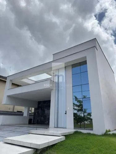 Alugo Casa de Alto Padrão no Condomínio Alphaville