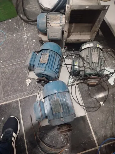 Vendo 4 motores seminovos , excelente estado, preço imbatível pra sair rápido!