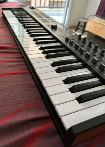 Teclado controlador Midi arturia 61 teclas