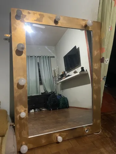 Espelho com lâmpadas 