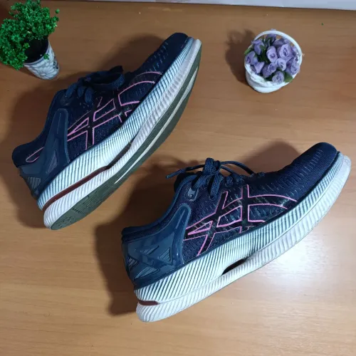 Tênis Asics Metaride Azul Marinho Com Detalhes Em Rosa 37