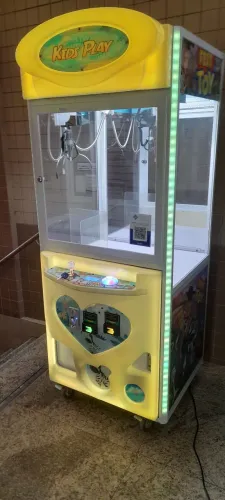 Maquina de grua pelucia