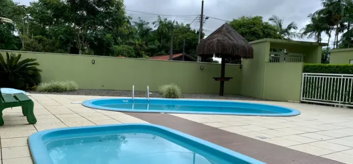 Apto Pirabeiraba Suíte + 2 quartos, churrasqueira, 2 vagas + box privativo.