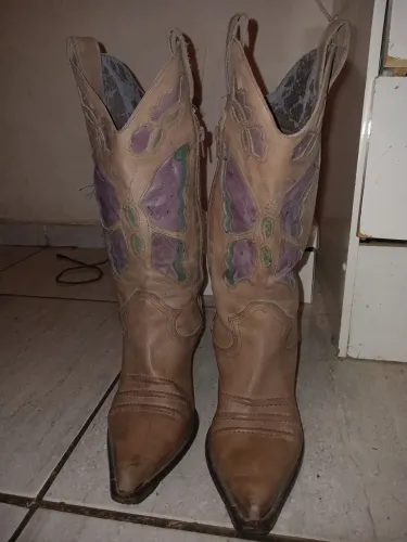 Vendo 1 par de botas, em bom estado , na cor marrom número 38/39