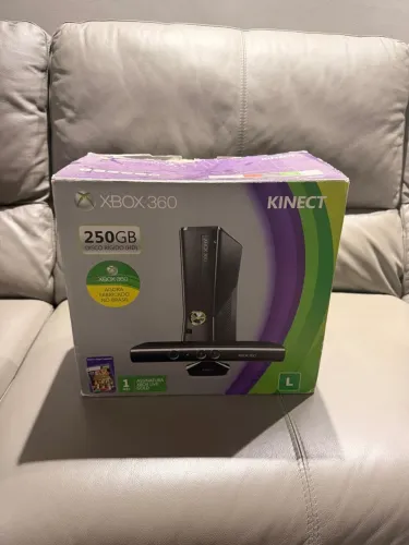 Xbox 360 (250GB) + Kinect + 8 Jogos Originais