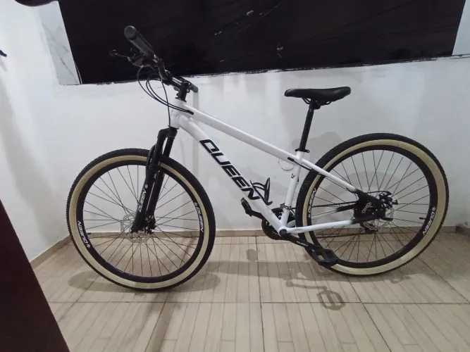 Vendo bike nova,sem marcas uso! Quadro 15 ,e aro 29! Quem se interessar chama no *
