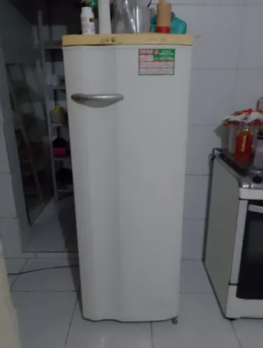 Geladeira em ótimo estado de conservação.