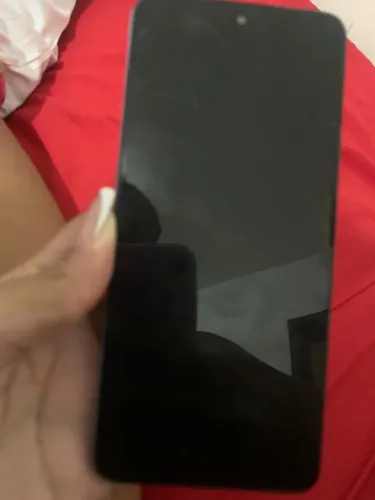 Celular usado, tela trincada porém todo bom, com duas capas, e um chip da escola!