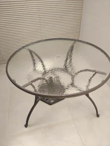 mesa e cadeiras em alumínio