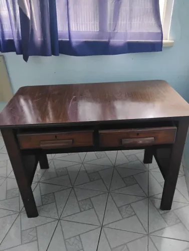 Escrivaninha em madeira