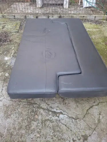 Vendo sofá cama de couro em bom estado.