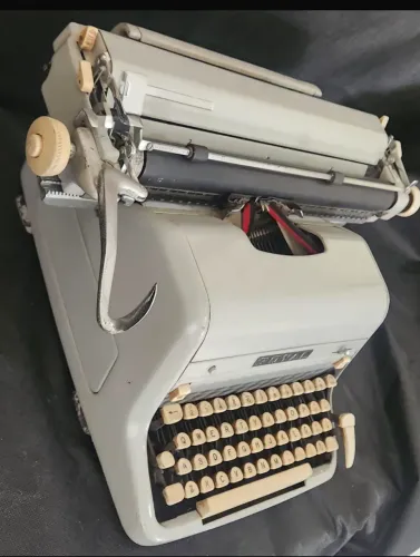 Máquina de escrever ROYAL em excelente estado funcionando 